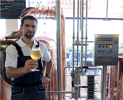 homme avec biere à la main